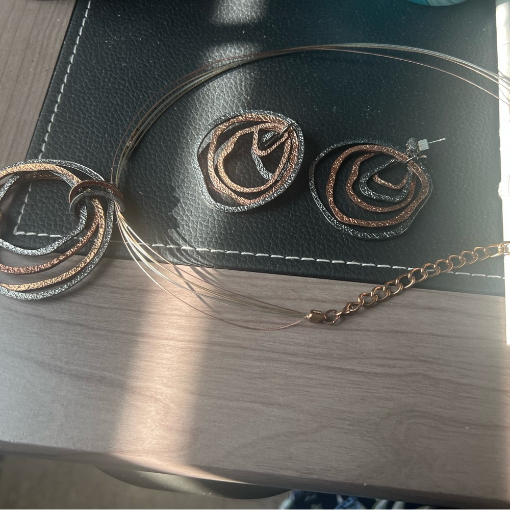 Kohl's Black and Gold Necklace Set